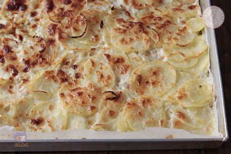Teglia con orate, patate e bagna pronta per essere infornata
