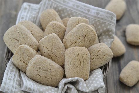 Una selezione di dolci preparati con farina integrale, tra cui torte, biscotti e crostate.