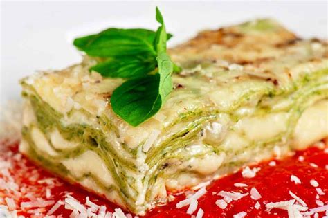 Immagine di una teglia di lasagne bianche con mozzarella filante