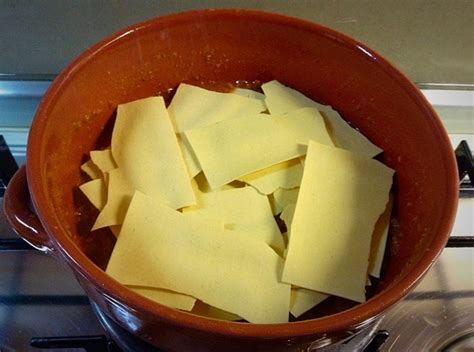 Immagine di una padella con lasagne in cottura