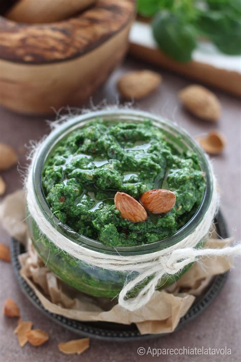 Infografica con i passaggi per preparare il pesto di spinaci e mandorle.