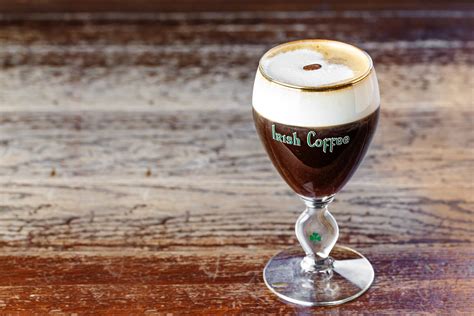 bicchiere da Irish Coffee con caffè, whisky e panna montata