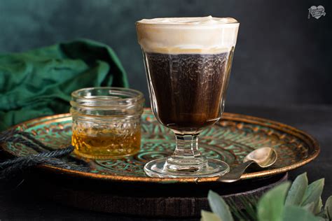 ingredienti per Irish Coffee: chicchi di caffè, bottiglia di whisky irlandese, panna fresca, zucchero di canna