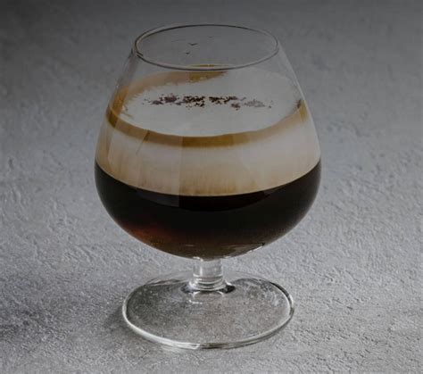 sequenza fotografica della preparazione di un Irish Coffee
