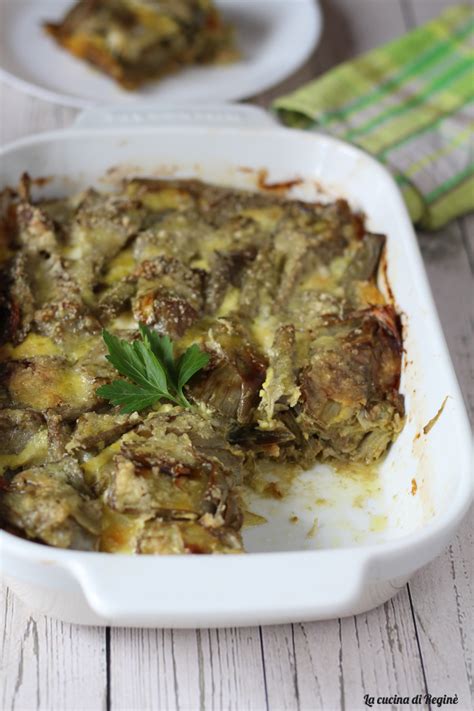 Primo piano di un tortino di carciofi dorato al forno