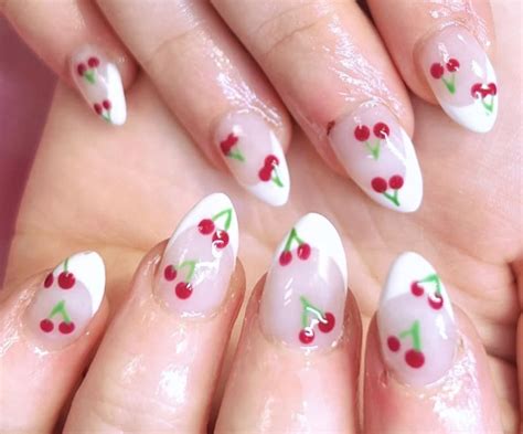 Nail art con fragoline e ciliegie realistiche