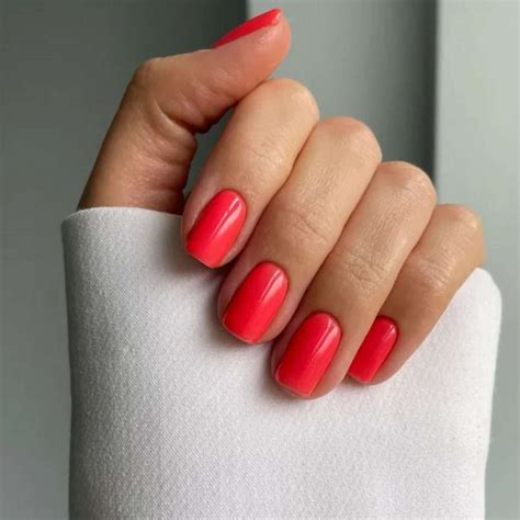 Nail art primaverile con smalto rosso corallo
