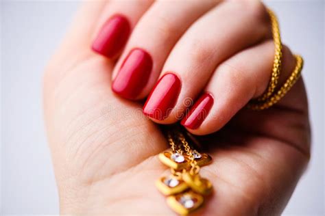 Primo piano di mani curate con manicure rossa impeccabile