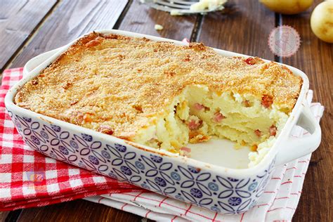 Immagine di un gateau di patate sformato e dorato