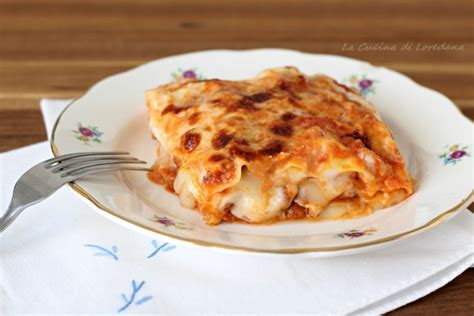 Stratificazione delle lasagne nella teglia con ragù, besciamella e sfoglie