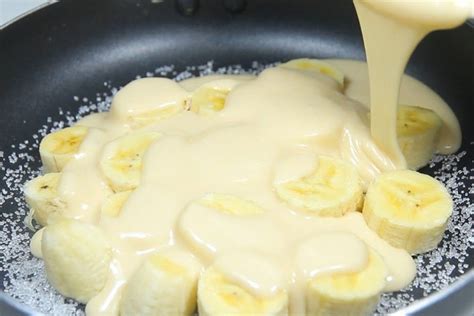 Banane che dorano in padella con caramello