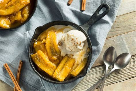 Banane flambate servite con gelato alla vaniglia