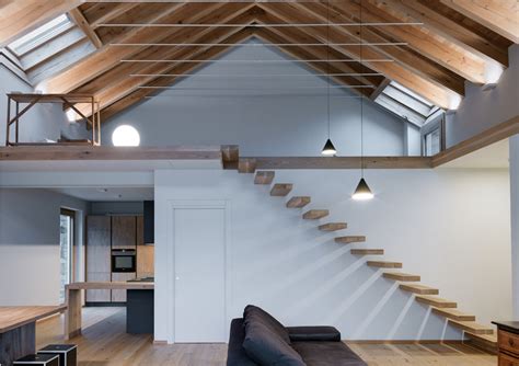 Interno della Cabane Plus con soggiorno luminoso e soppalco