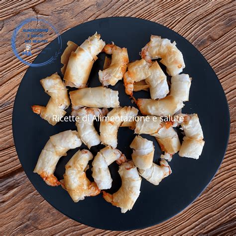 Involtinini di gamberi in pasta fillo dorati nella friggitrice ad aria