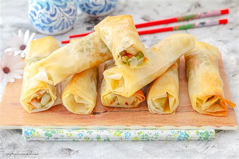 Primo piano di involtini di gamberi in pasta fillo pronti per essere cotti