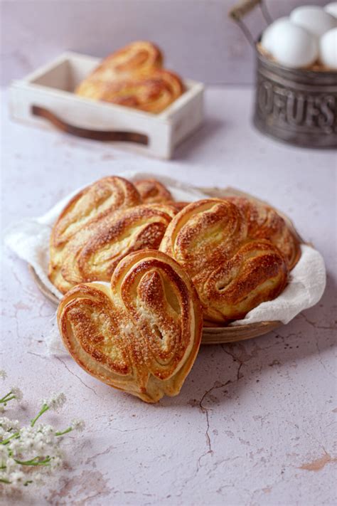 Foto di cuori di brioche dorati su una teglia