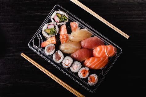 dettaglio di una vaschetta di sushi misto pronto per l'asporto con vari tipi di nigiri e maki