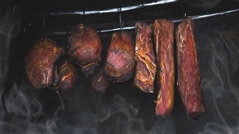 Sezione di carne affumicata che mostra il caratteristico 