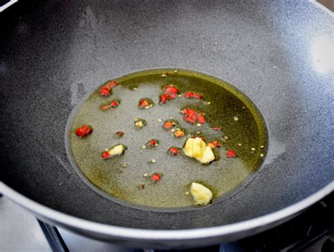 Soffritto di aglio e peperoncino in una casseruola, pronto per aggiungere il polpo.