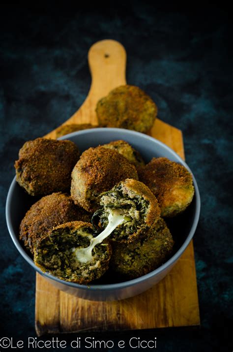 Ingredienti per le polpette di pane e cicoria: pane raffermo, cicoria cruda, uova, formaggio grattugiato, provola affumicata, salvia, olio, sale, pangrattato (se necessario)