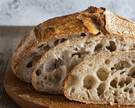 Pane fatto in casa con cicoria, tagliato a fette per mostrarne l'interno