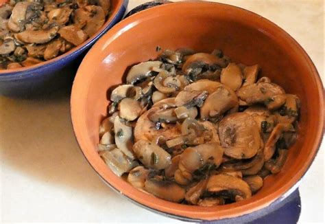 Disposizione dei funghi champignon conditi in una pirofila per la cottura in forno.