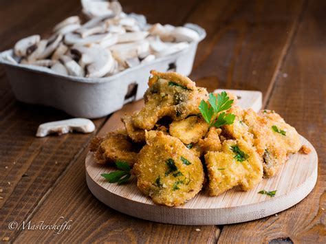 Funghi champignon dorati e succosi appena sfornati, guarniti con prezzemolo fresco.