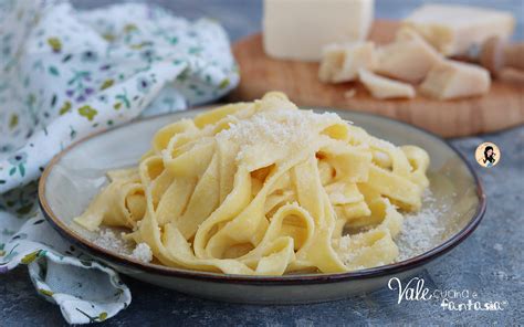 Immagine di fettuccine Alfredo cremose con parmigiano grattugiato