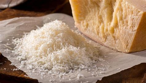 Foto di parmigiano reggiano fresco grattugiato