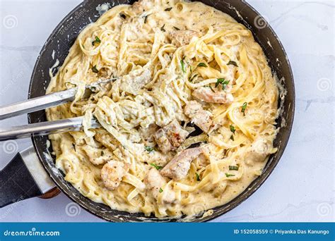 Immagine di una padella con salsa Alfredo cremosa che sobbolle dolcemente