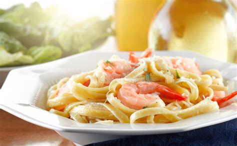 Immagine di fettuccine Alfredo con gamberi saltati