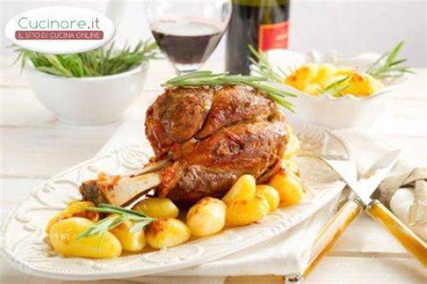 Schema illustrativo dei passaggi per la cottura dello stinco al forno, con enfasi sulla temperatura e i tempi.