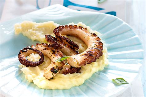 Piatto colorato con purea di patate e barbabietole, lo stinco e una guarnizione di edamame.