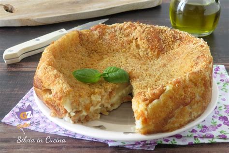 Schema di assemblaggio della torta salata di pane raffermo con strati di impasto e ripieno