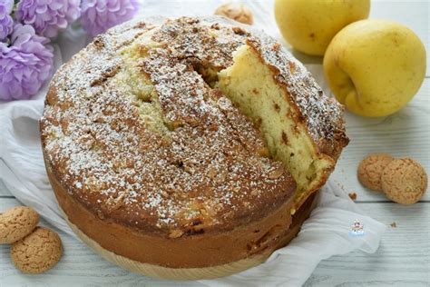 Illustrazione di una fetta di torta di mele e amaretti dorata e soffice