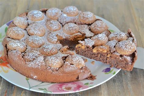 Immagine ravvicinata di cubetti di mela e amaretti sbriciolati mescolati nell'impasto della torta