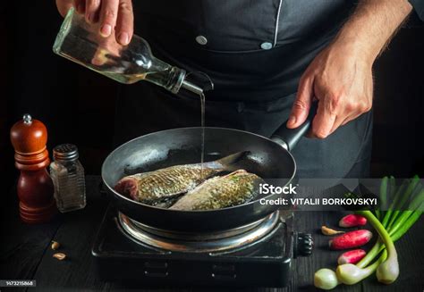 Foto di un padre che prepara il pesce con cura in cucina