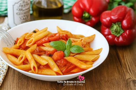 Immagine di una padella con pasta e sugo di gamberi che vengono mantecati