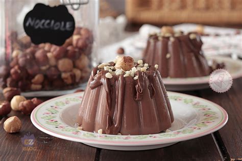 budino alla nutella decorato con panna e nocciole